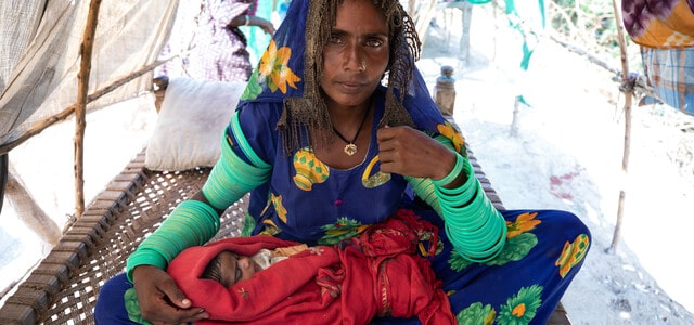 Meera* with her newborn baby daughter in Pakistan