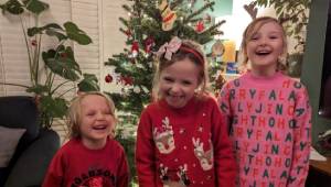 Children in front of a Christmas tree