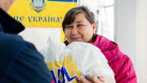 A Ukranian woman receives aid