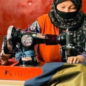Farkondeh working on her sewing machine